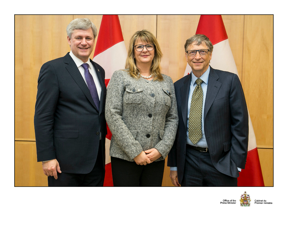 Prime Minister Stephen Harper, CEO Evelyne Guindon and Bill Gates group photo