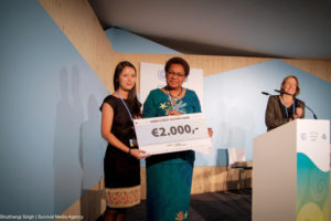 Elizabeth Thipphawong receives her prize at the COP23 conference. 