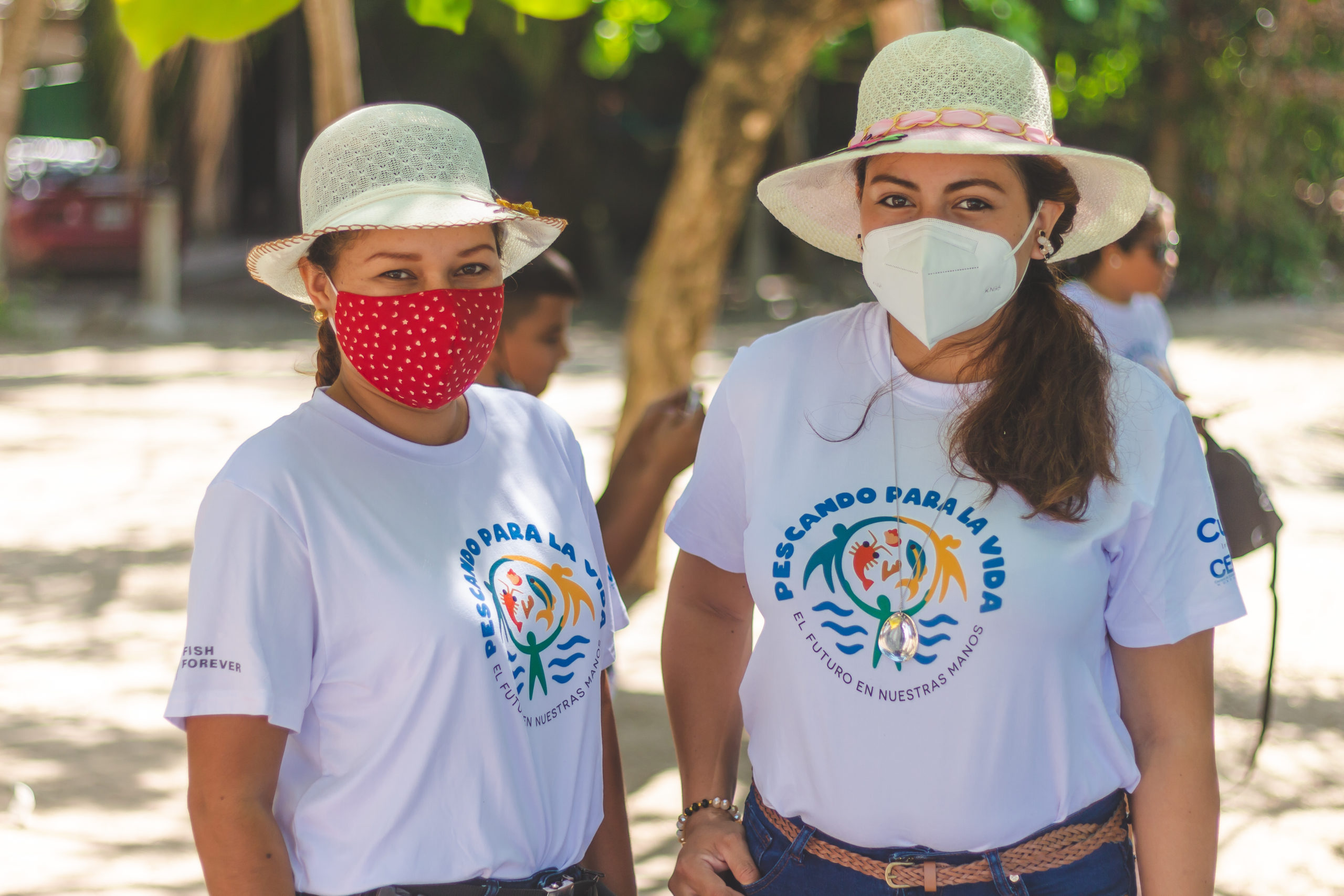  Fisher Lucrecia Padilla (left) and Joise Gonzales, in
Omoa, Honduras. Photographer: Kevin Peña
