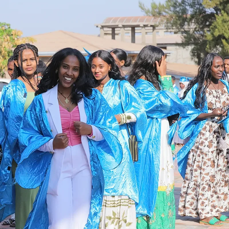 Diplômées en toges bleues marchant ensemble à l’extérieur et célébrant