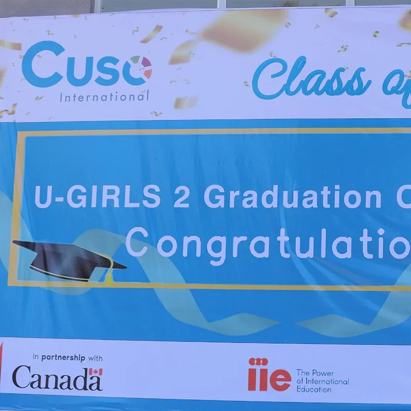Bannière indiquant cérémonie de graduation U-Girls 2 affichée lors d’un événement