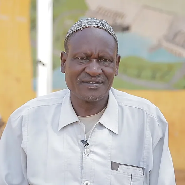 Portrait d’un homme âgé debout à l’extérieur regardant la caméra