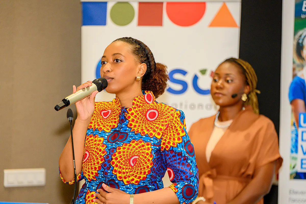 Woman speaking into microphone during workshop / Femme parlant au micro pendant un atelier