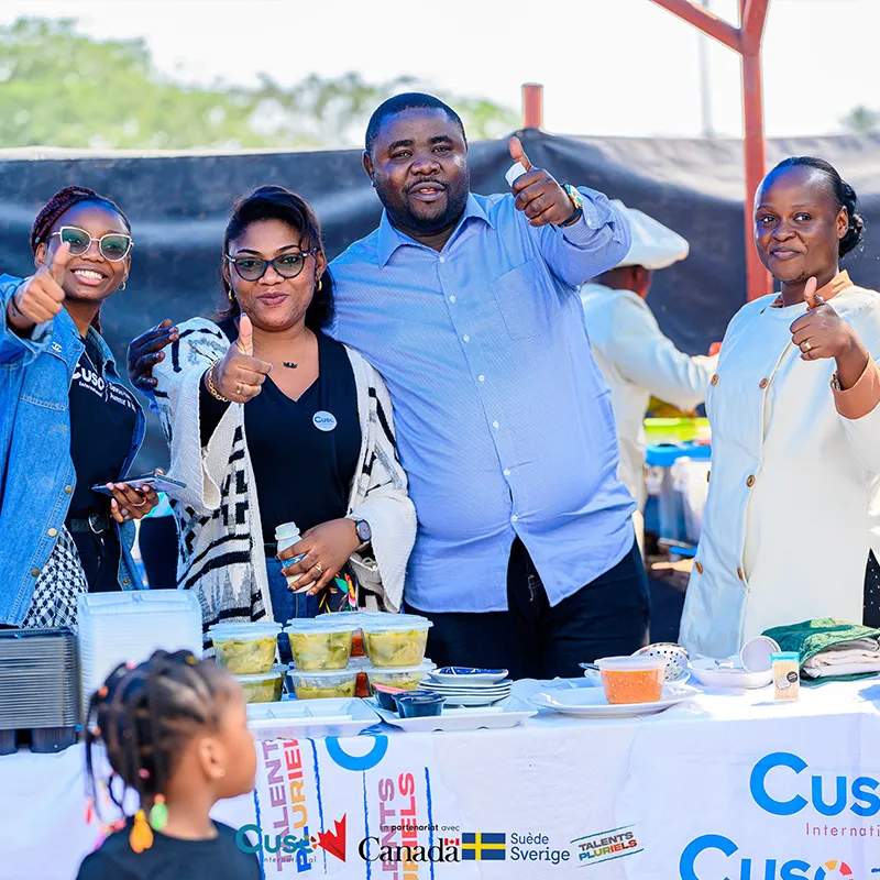 Community members gathered at outreach booth / Membres de la communauté réunis autour d’un stand d’information