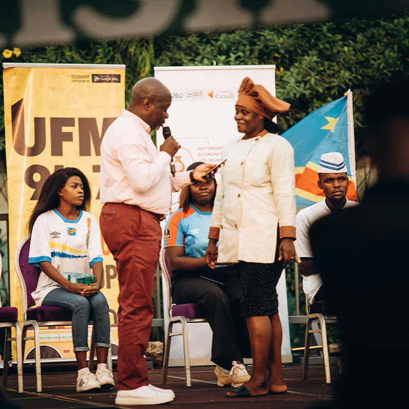 Panel discussion with speakers seated on stage / Discussion en panel avec intervenants assis sur scène