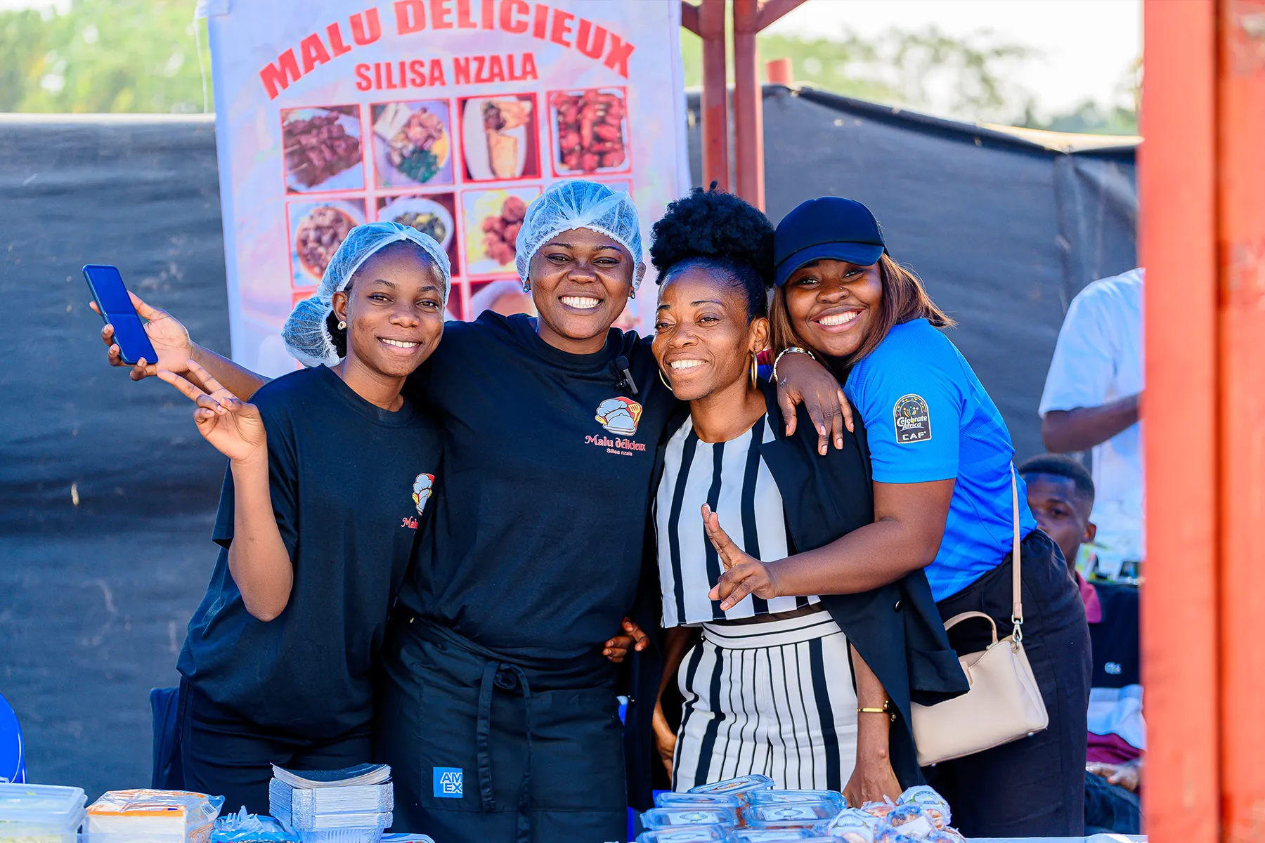 Youth posing together at community event / Jeunes posant ensemble lors d’un événement communautaire