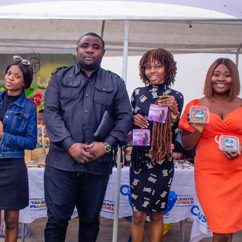 Community leaders holding products at a public gathering in DRC / Dirigeants communautaires tenant du products lors d’un rassemblement public en RDC