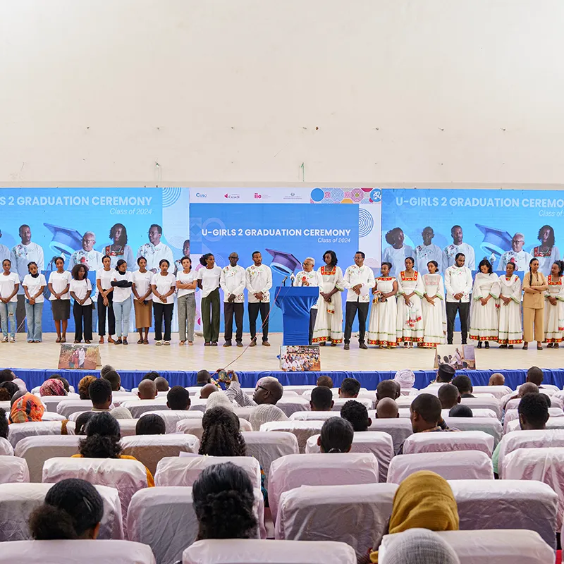 Diplômés alignés sur scène lors d’une cérémonie officielle de remise des diplômes